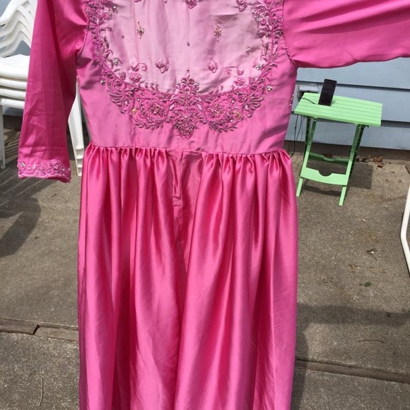 Fancy frock - Picture 4 of 4